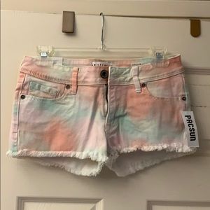 Tie dye frayed short shorts